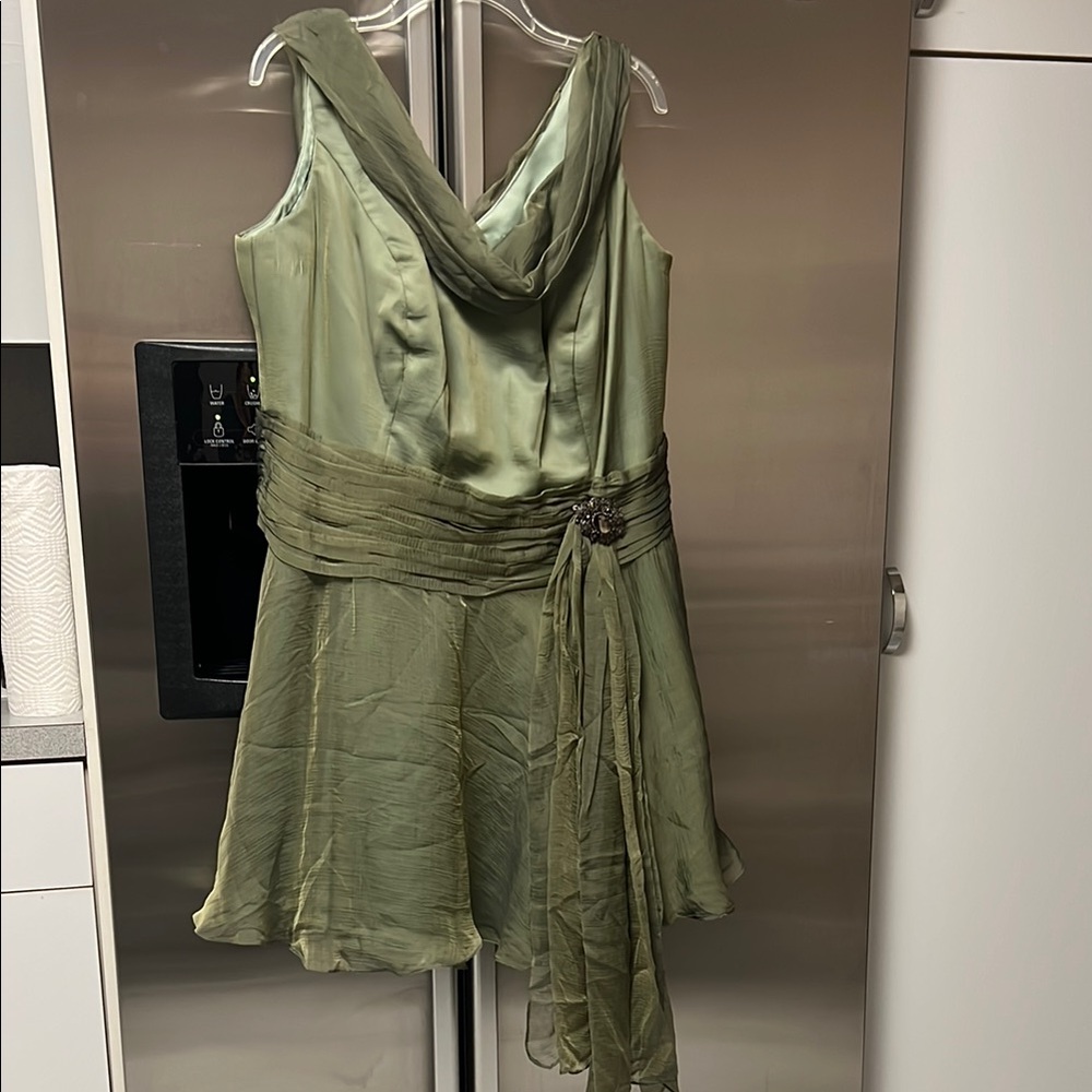 Elegant Green Sleeveless Dress